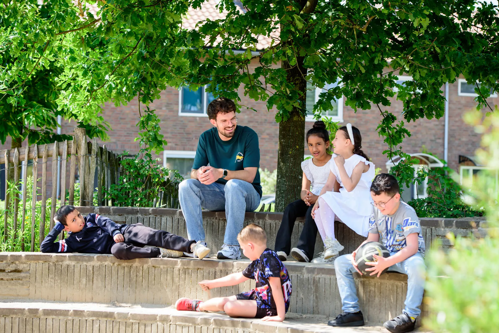 Kinderen buiten met meester