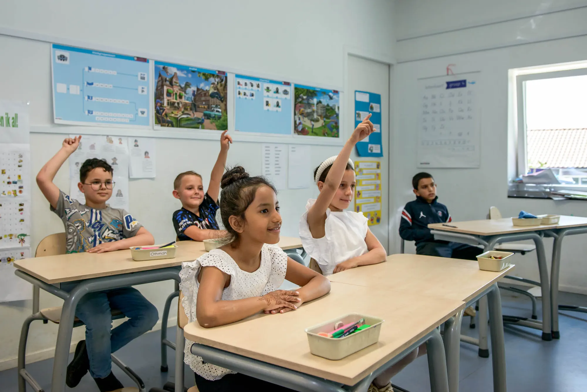 Kinderen steken hand op